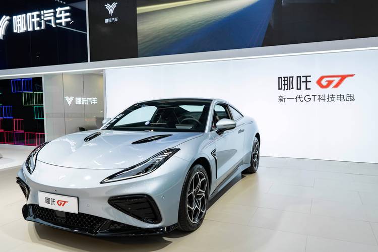 成都266哪吒汽车在智能汽车领域的表现，领途汽车在新能源汽车市场中的影响力